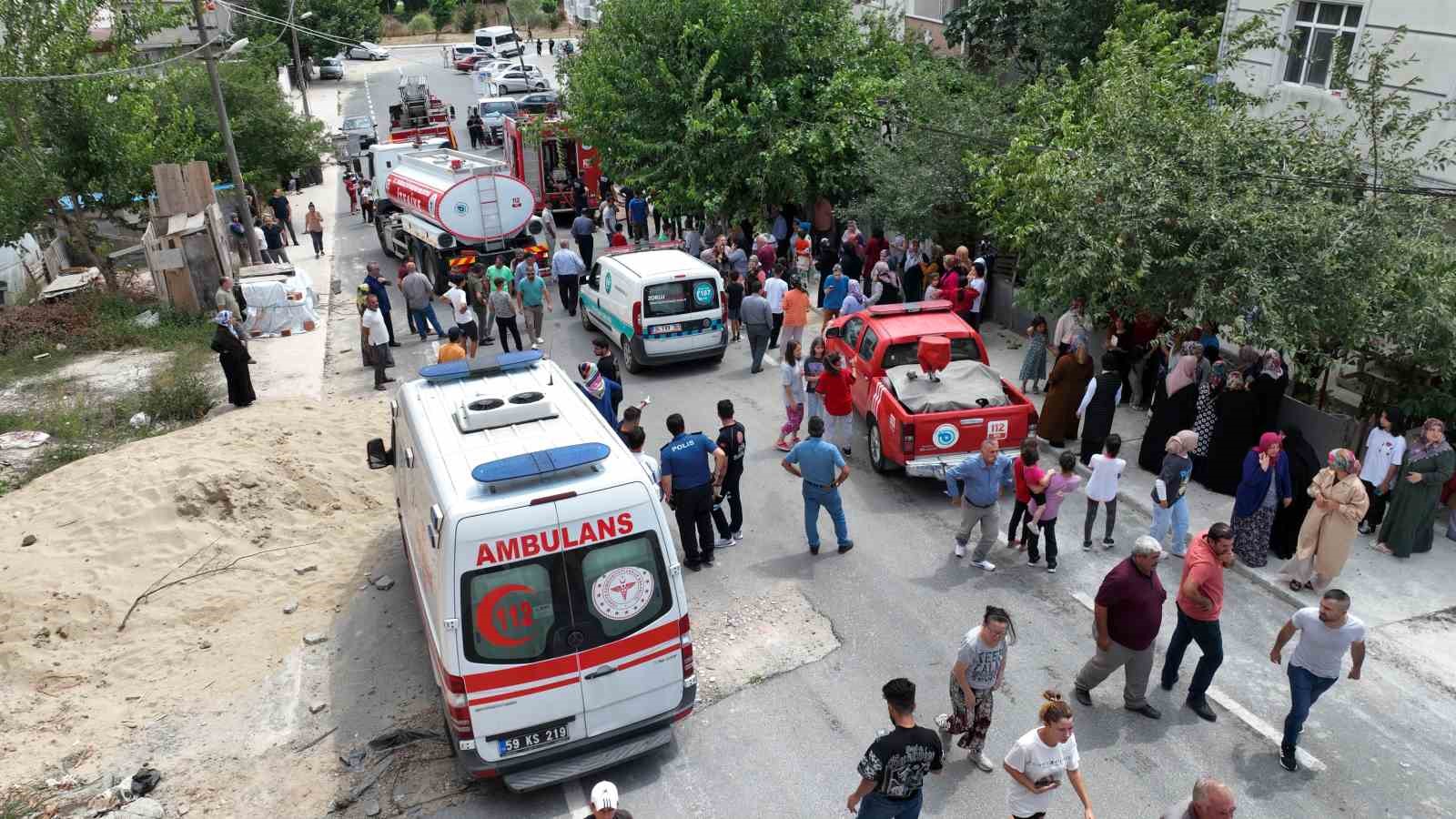 TEKİRDAĞ ÇERKEZKÖY’DE  BAĞLIK MAHALLESİ’NDE BİR GECEKONDUDA ÇIKAN YANGIN ÖNCE