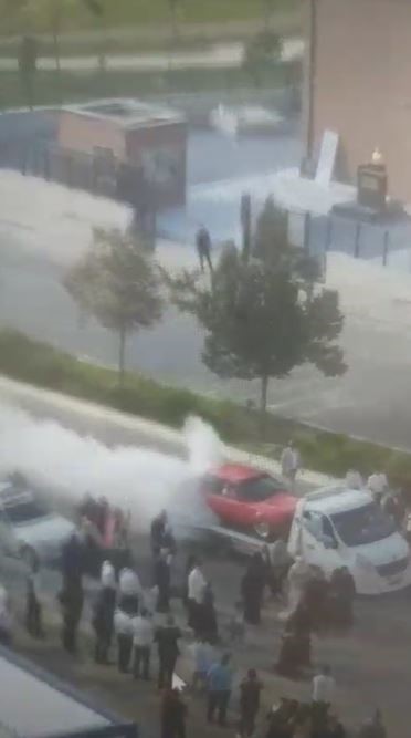 BAŞKENTTE DÜĞÜN TÖRENİ ÖNCESİ GELİN ALMAYA GİDEN BİR GRUP KILIÇ