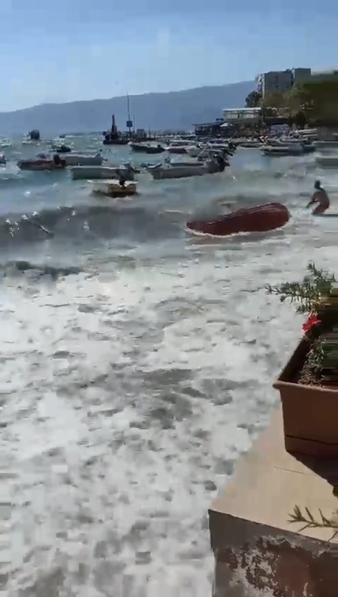 BURSA’NIN GEMLİK İLÇESİNE BAĞLI KUMLA’DA DALGALAR NEDENİYLE DENİZ SAHİL YOLUNA
