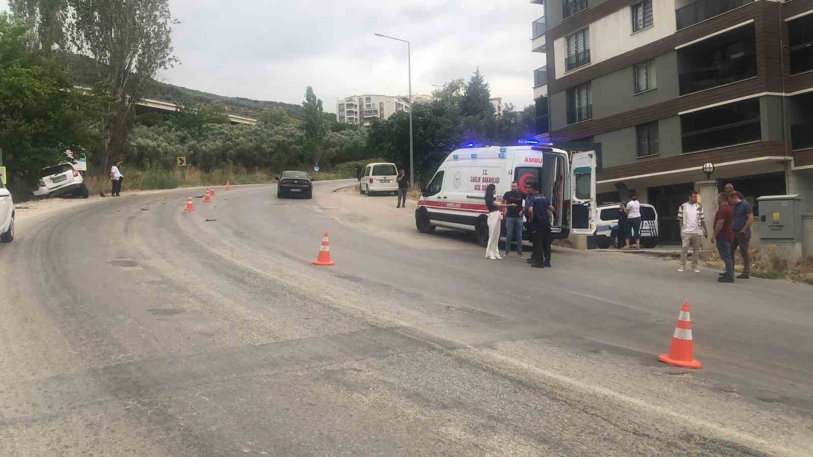 BURSA’NIN GEMLİK İLÇESİNDE YOLA DÖKÜLEN MAZOT SONUCU 3 ARAÇ BİRBİRİNE