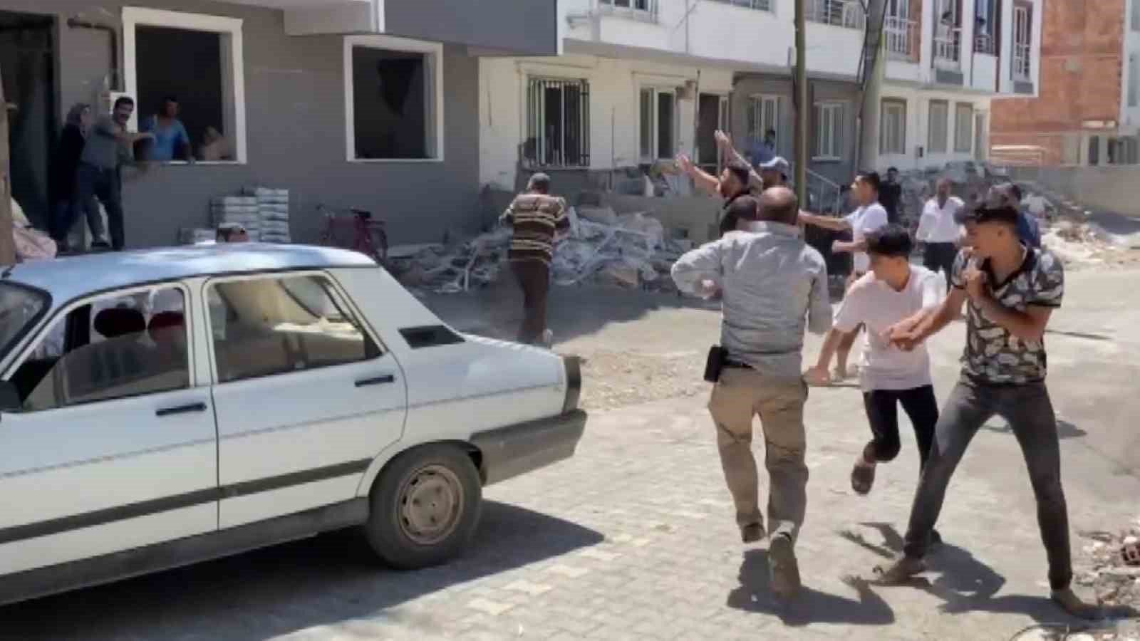 Genç kızları taş ve yumruklarla dövdüler ADIYAMAN’DA, 5 KİŞİNİN YARALANDIĞI İKİ AİLE ARASINDAKİ KAVGADA GENÇ KIZLARA