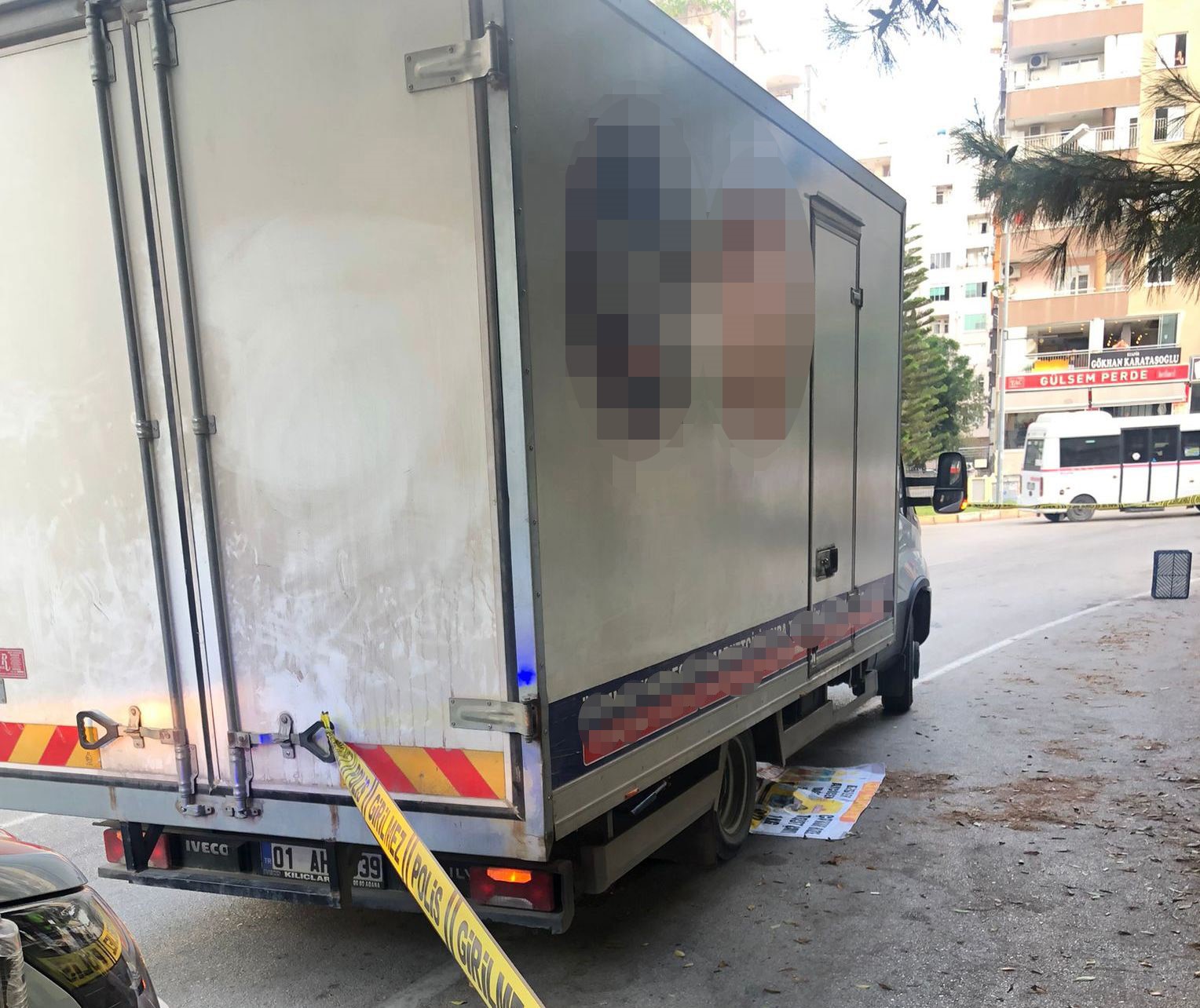 Geri manevra yapan kamyonetin altında kalan kadın öldü ADANA’DA GERİ MANEVRA YAPAN KAMYONETİN ALTINDA KALAN YAŞLI KADIN HAYATINI