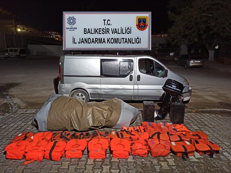 BALIKESİR’İN AYVALIK İLÇESİNDE GÖÇMEN KAÇAKÇILARINA KARŞI JANDARMANIN YAPTIĞI OPERASYONDA 26