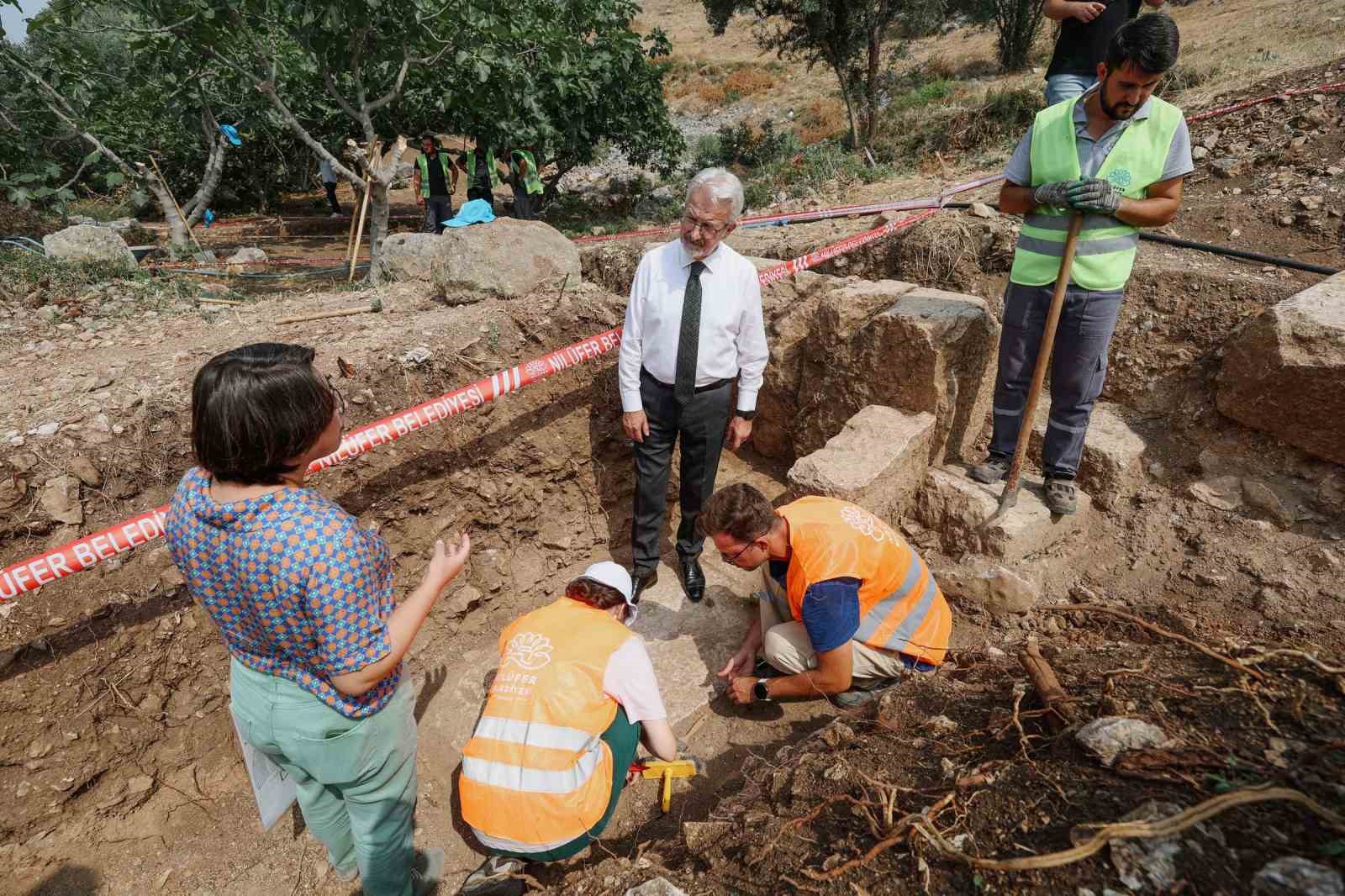 NİLÜFER BELEDİYE BAŞKANI TURGAY ERDEM, GÖLYAZI’DA DEVAM EDEN ANTİK TİYATRO