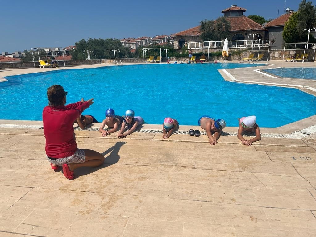 BALIKESİR’İN GÖMEÇ BELEDİYESİ TARAFINDAN AÇILAN KURSTA ÇOCUKLARA YAZ AYLARINDA YÜZME