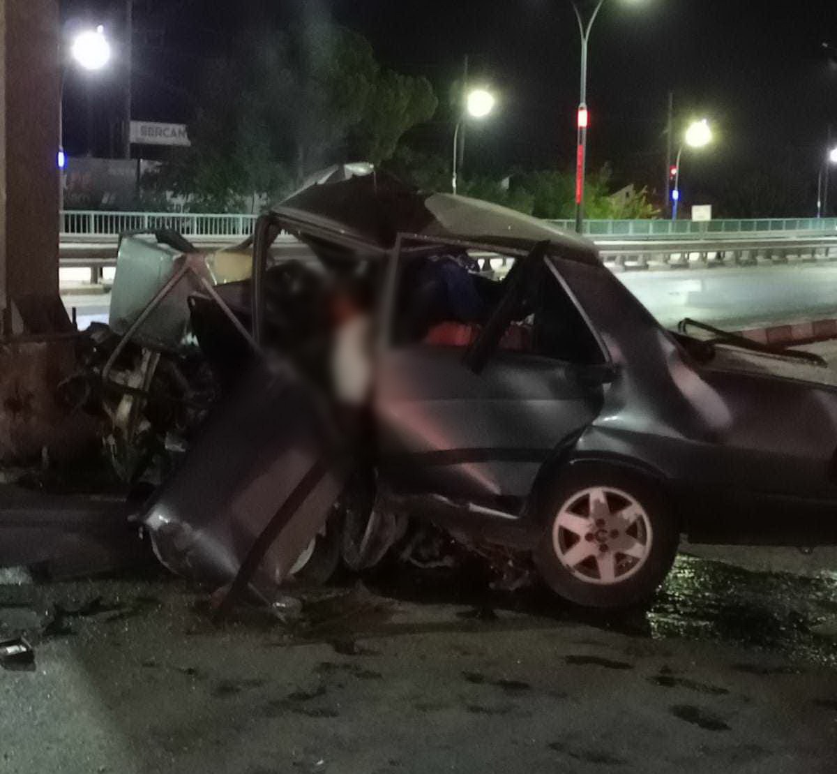 MANİSA’NIN SALİHLİ İLÇESİNDE SÜRÜCÜSÜNÜN KONTROLÜNDEN ÇIKAN OTOMOBİLLİN ORTA REFÜJE ÇARPMASI