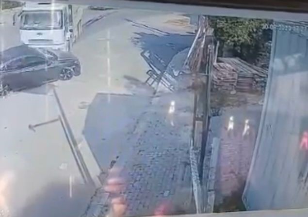 BURSA’DA SEYİR HALİNDEKİ OTOMOBİL DÖNÜŞ YAPACAĞI ESNADA KAMYONUN ÇARPMASIYLA SAVRULDU.
