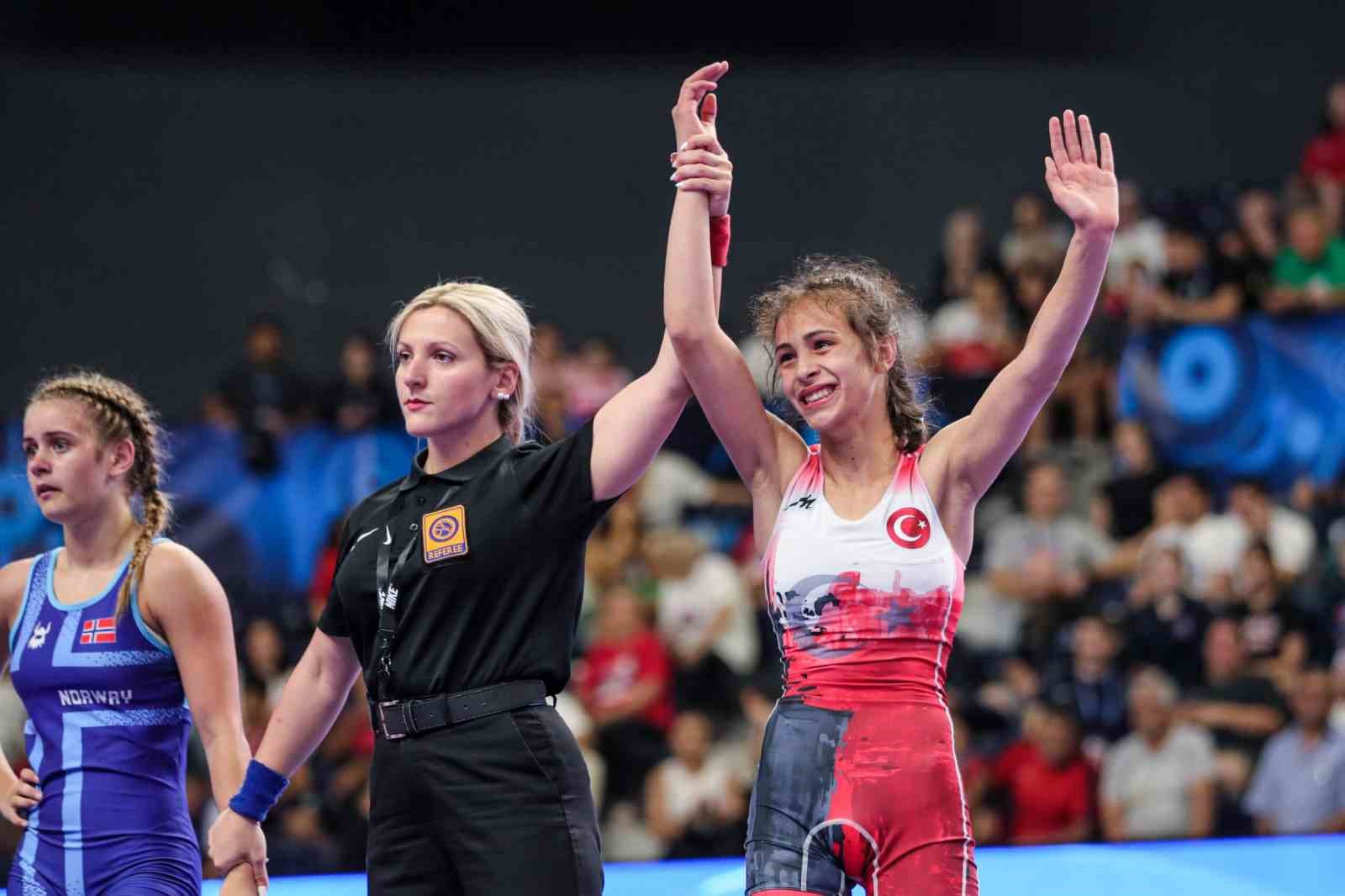 U17 DÜNYA GÜREŞ ŞAMPİYONASI'NDA KADINLAR 46 KİLODA MİNDERE ÇIKAN HAVA