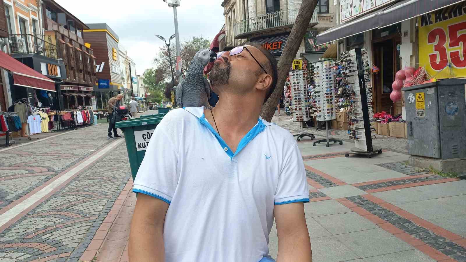 PAPAĞANINI OMZUNA ALIP ÇARŞIYA VE PAZARA GİDEN ÖZÇETİN, GÖRENLERİN YÜZÜNDE