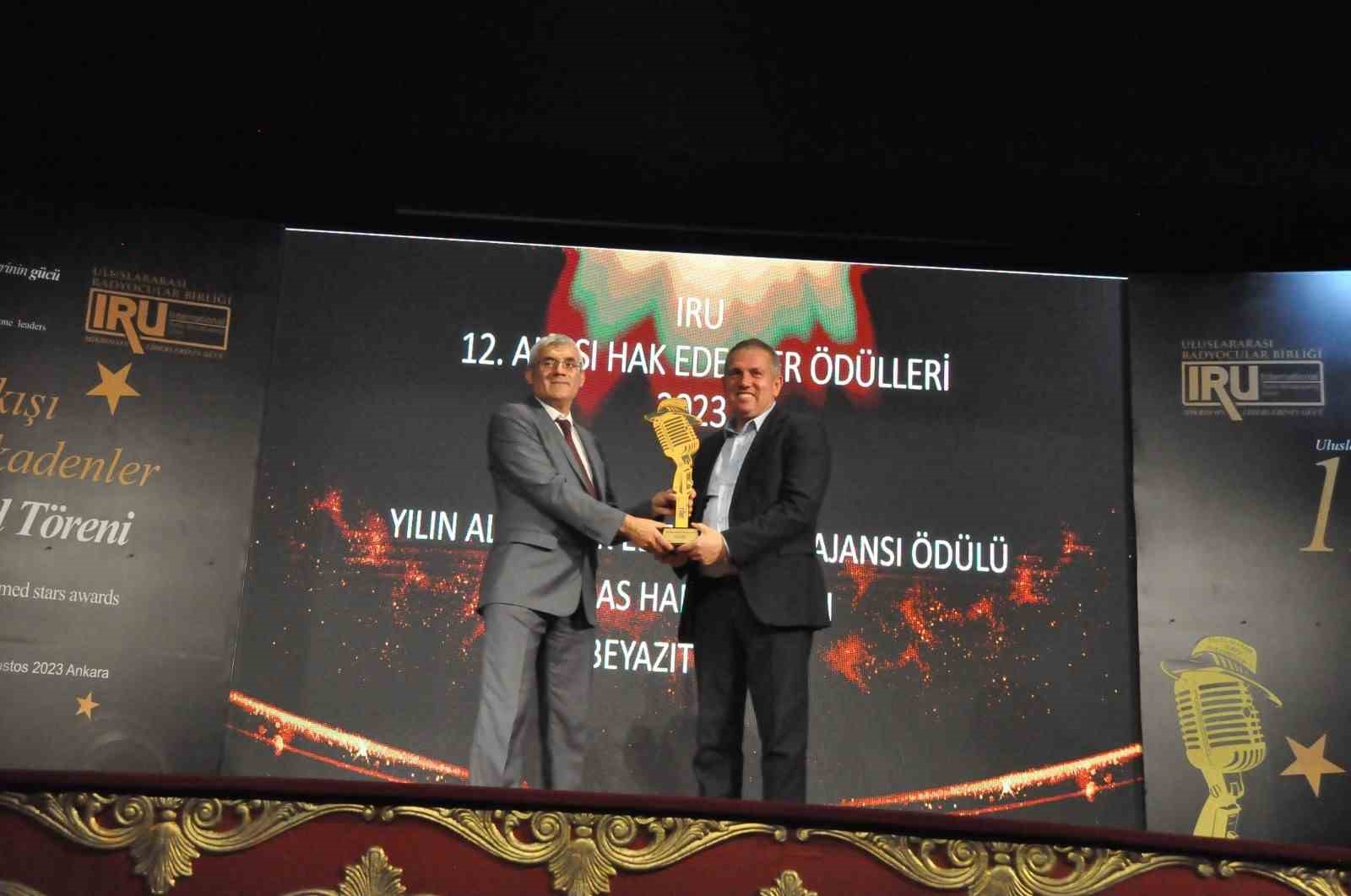 İHLAS MEDYA'NIN ÖDÜLLERİNİ İHLAS HABER AJANSI ANKARA HABER MÜDÜRÜ BEYAZIT