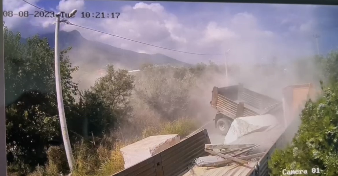 BURSA'NIN ORHANGAZİ İLÇESİNDE BLOK MERMER YÜKLÜ TIR İLE DÖKÜM KUMU