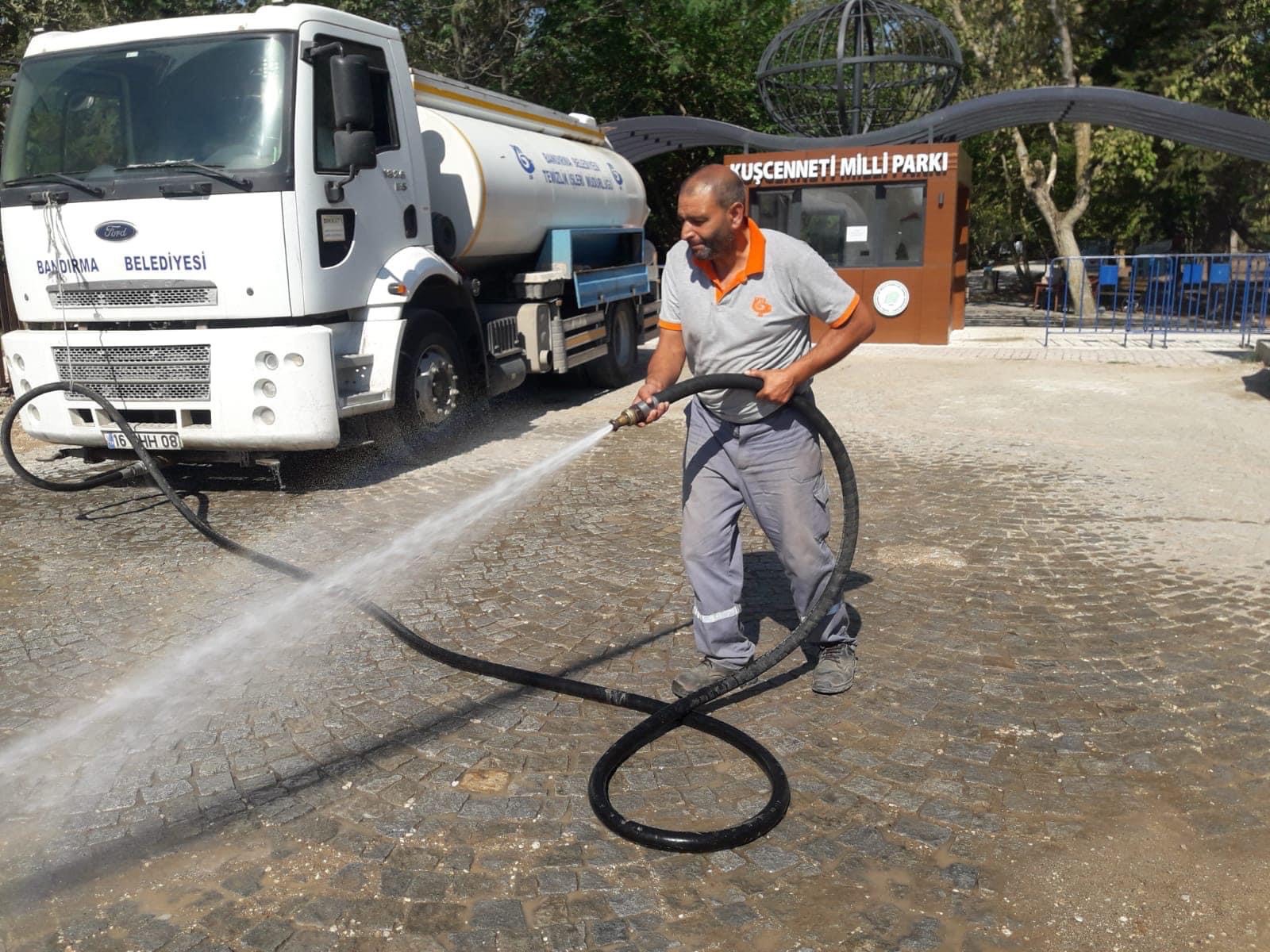 Bandırma Belediyesi merkez ve kırsal mahallelerde şehir temizliği çalışmaları yapılıyor. 