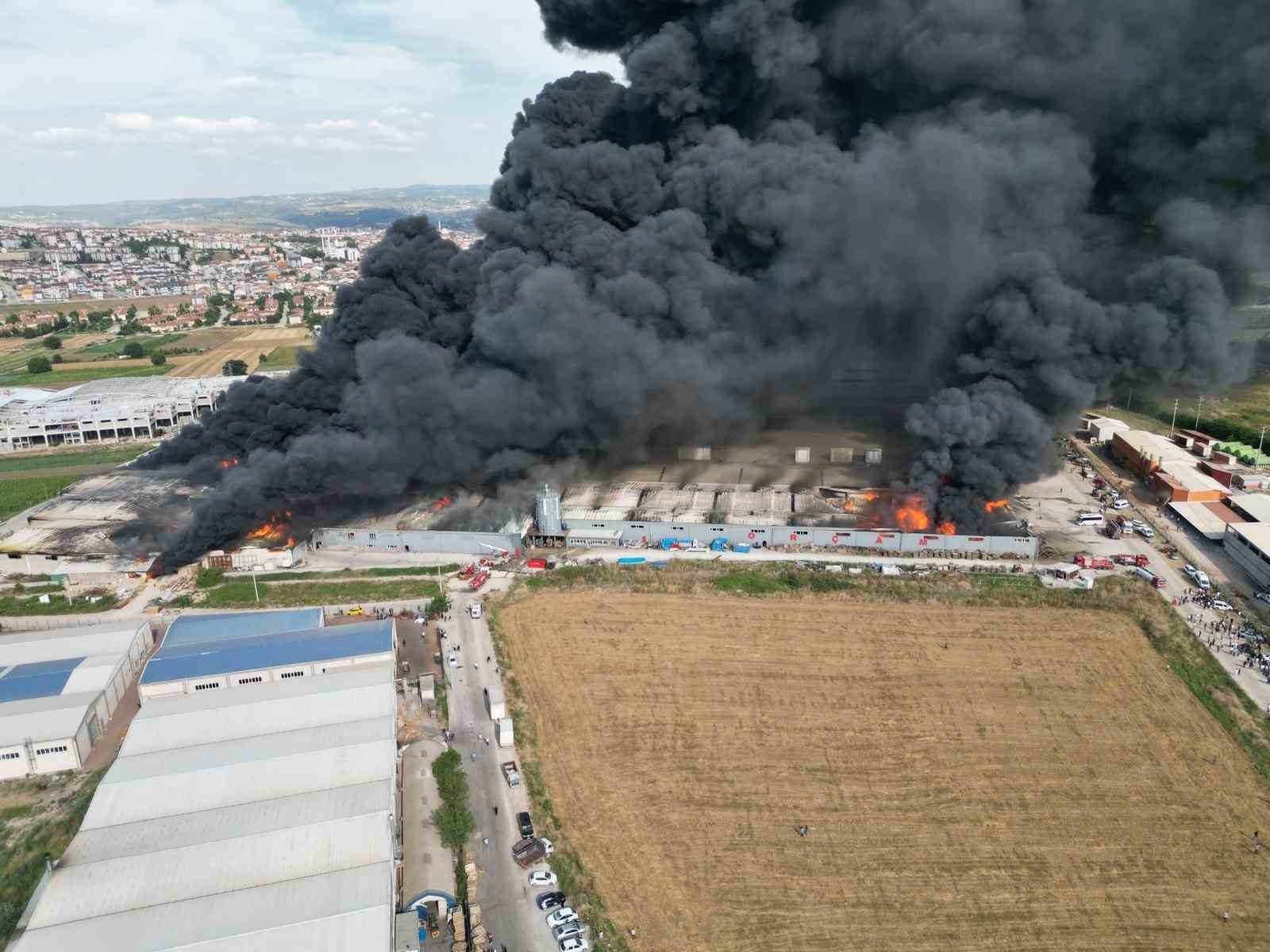 BURSA'NIN İNEGÖL İLÇESİNDE 4 FABRİKANIN ALEV TOPUNA DÖNDÜĞÜ YANGIN, HAVADAN