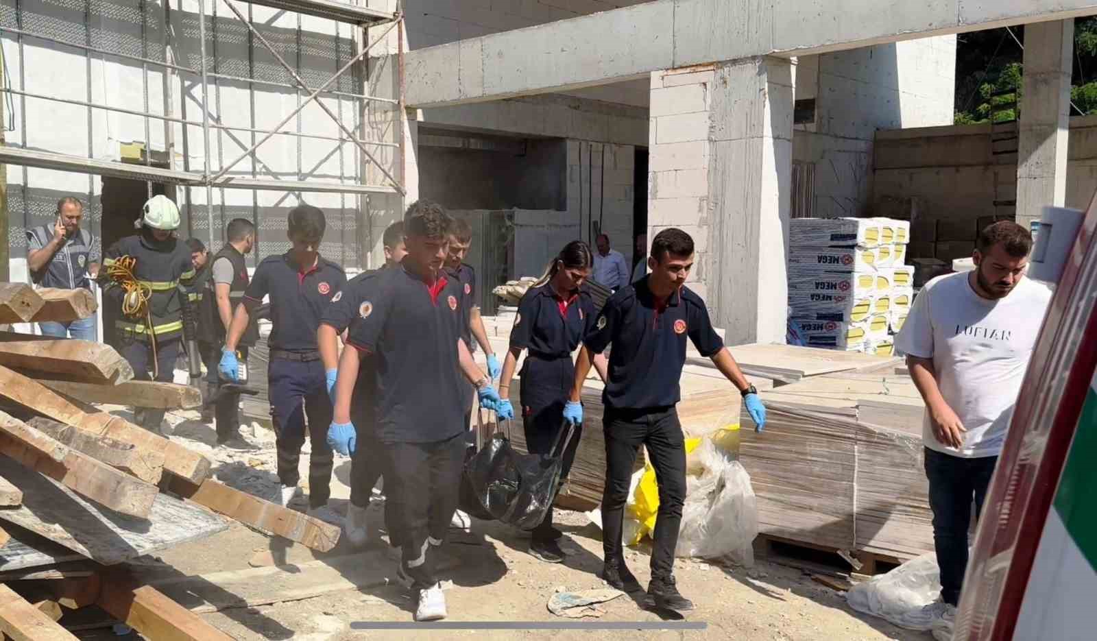 İnşaat işçisi çalıştığı inşaatın asansör boşluğunda ölü bulundu SAMSUN’DA ÇALIŞTIĞI İNŞAATIN ASANSÖR BOŞLUĞUNA DÜŞEN İNŞAAT İŞÇİSİ HAYATINI KAYBETTİ.