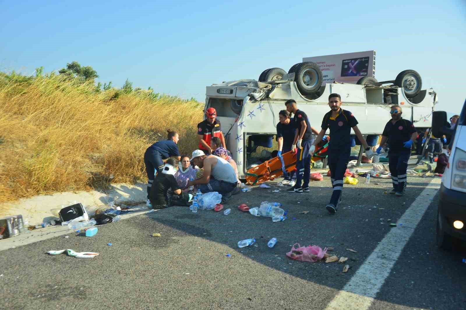 MANİSA’NIN SOMA İLÇESİNDE TARIM İŞÇİLERİNİ TAŞIYAN MİNİBÜS İLE OTOMOBİLİN ÇARPIŞTIĞI