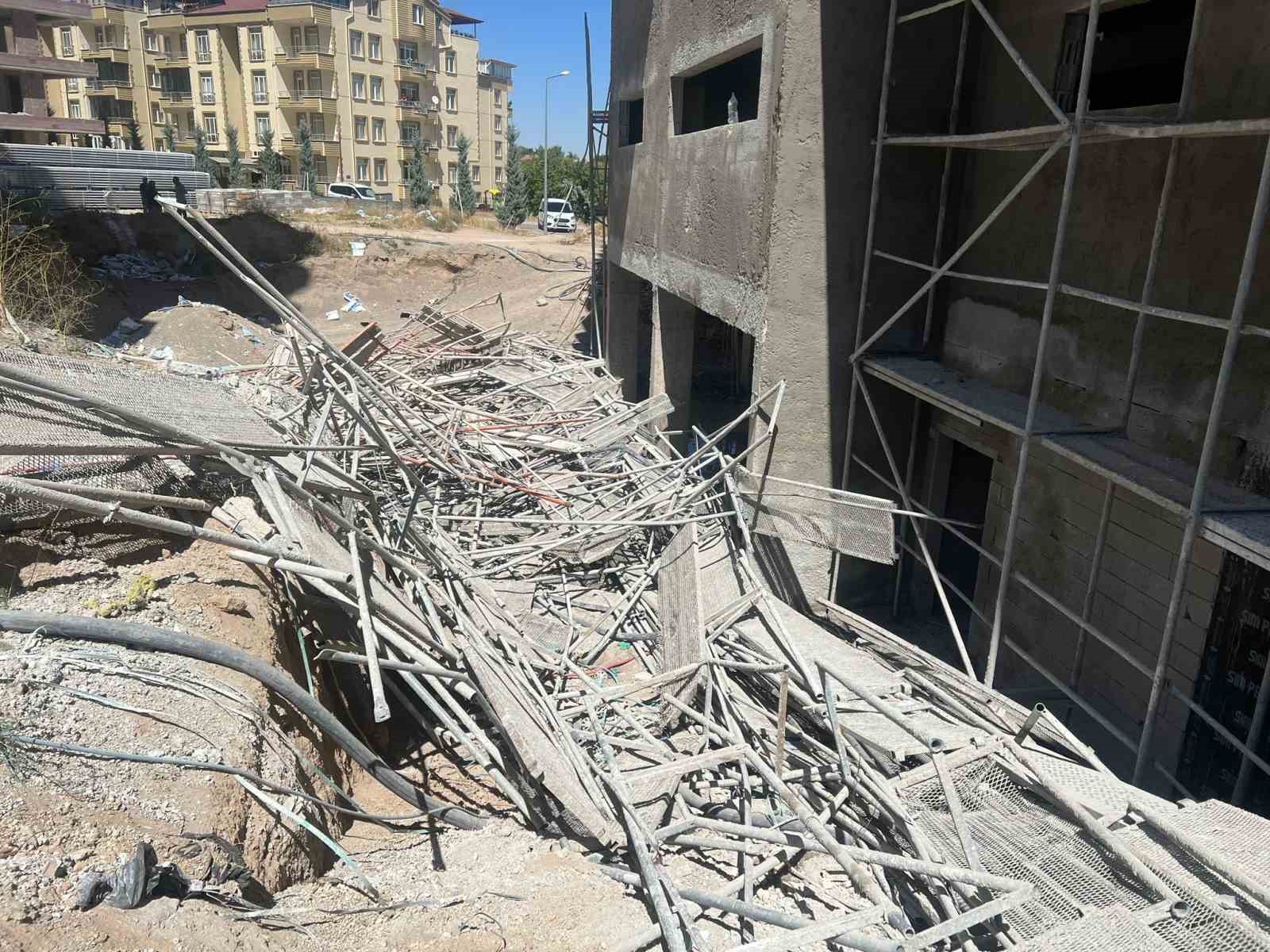 NEVŞEHİR’DE BİR İNŞAATIN İSKELESİ ÇÖKTÜ. İSKELE ALTINDA KALAN 1 İŞÇİ