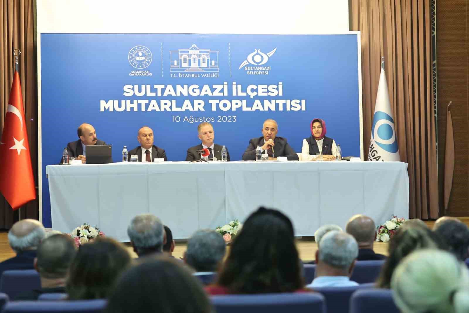 İSTANBUL VALİSİ DAVUT GÜL, SULTANGAZİ’Yİ ZİYARET EDEREK MUHTARLARLA BİR ARAYA