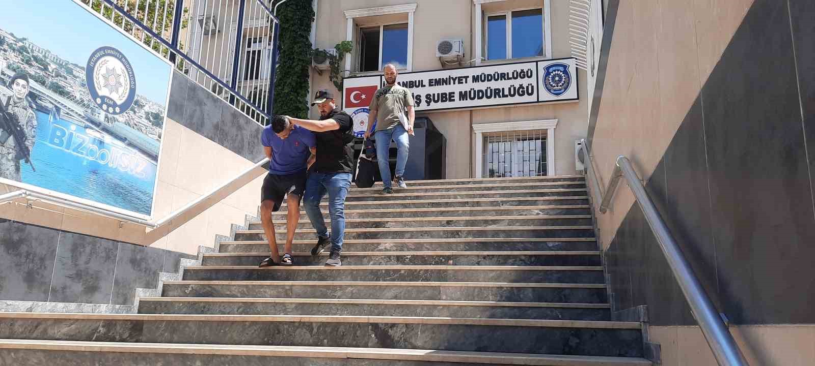 İSTANBUL'DA BİR AVM'DE HIRSIZLIK ANI KAMERADA: RAHAT TAVIRLARLA KADININ ÇANTASINI
