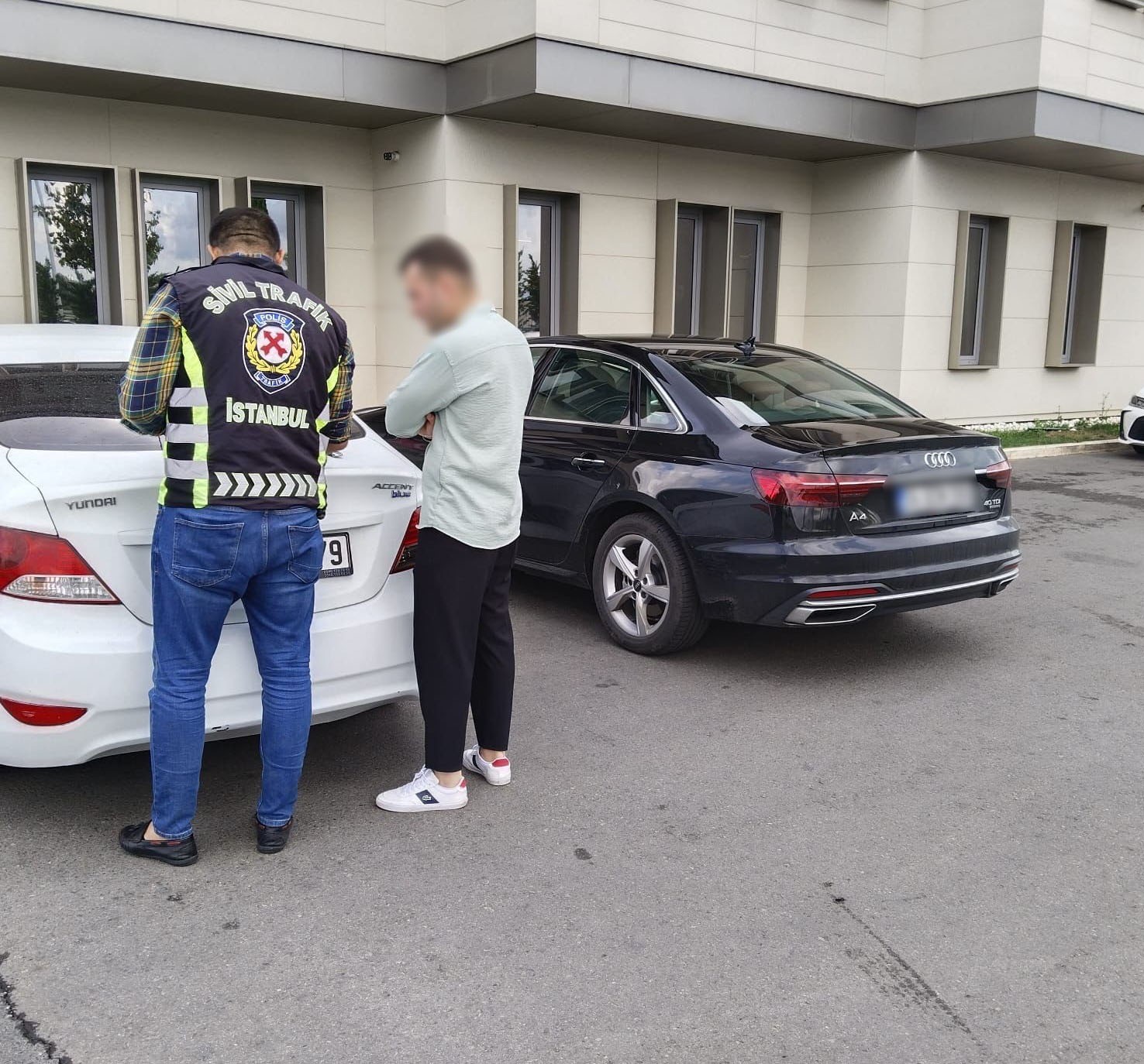 İSTANBUL'DA EMNİYET ŞERİDİNİ GEREKSİZ KULLANAN OTOMOBİL SÜRÜCÜSÜNE POLİS TARAFINDAN 4