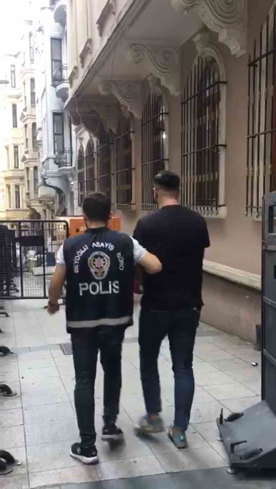 BEYOĞLU’NDA DURDURDUĞU TAKSİNİN ŞOFÖRÜ TARAFINDAN KISA MESAFE İDDİASI NEDENİYLE ARACA