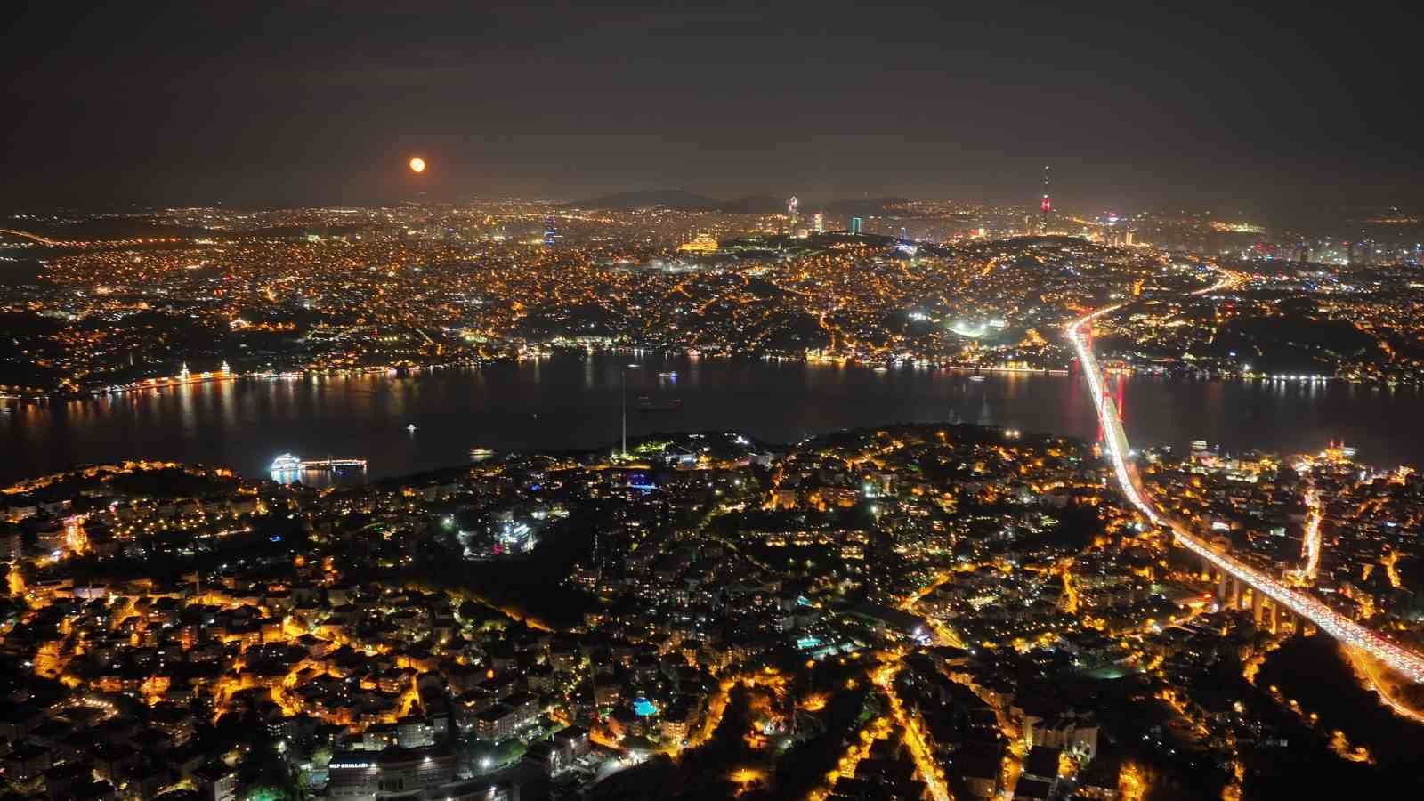 İSTANBUL’DA DRONE İLE ÇEKİLEN SÜPER AY ŞEHRİN MANZARASIYLA BİRLİKTE KARTPOSTALLIK