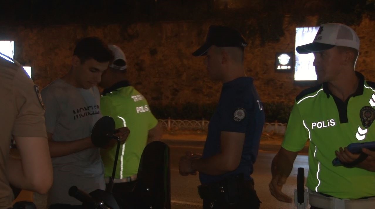 İSTANBUL GENELİNDE MOTOSİKLETLİ SÜRÜCÜLERE YÖNELİK POLİS EKİPLERİ DENETİM GERÇEKLEŞTİRDİ. YAPILAN