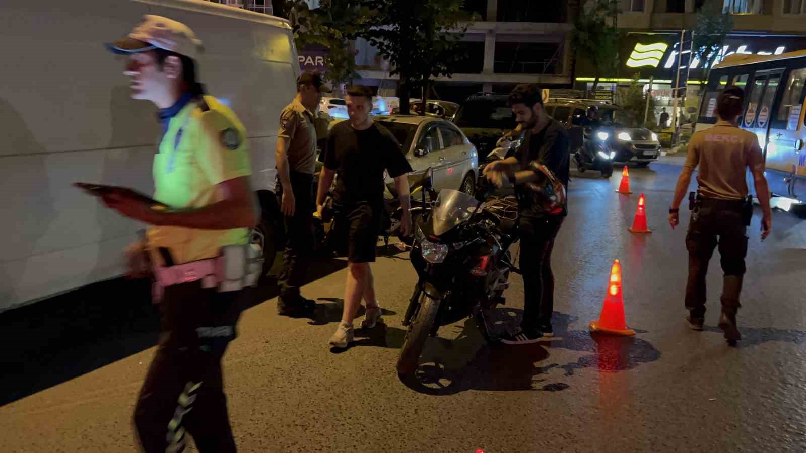 İSTANBUL EMNİYET MÜDÜRLÜĞÜ EKİPLERİ TARAFINDAN KENTİN BİR ÇOK NOKTASINDA MOTOSİKLETLİLERE