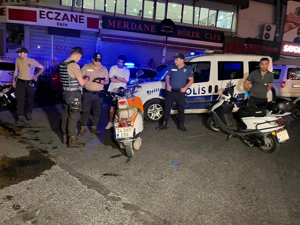 İSTANBUL'DA POLİS KENTİN BİR ÇOK NOKTASINDA MOTOSİKLETLİ ŞAHISLARA YÖNELİK DENETİM