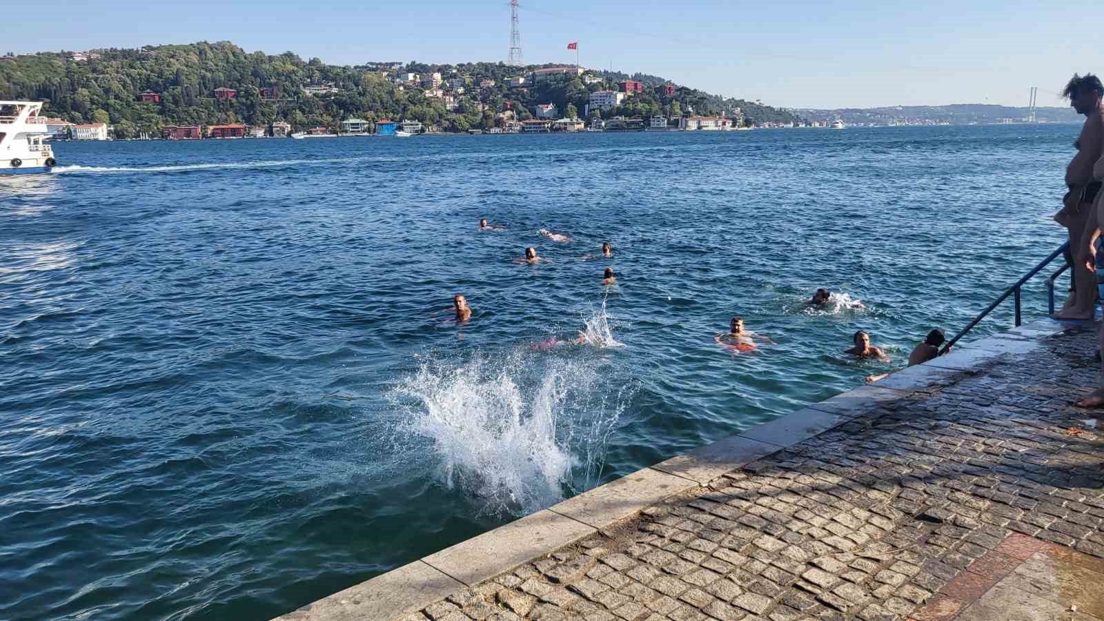İSTANBUL’DA SICAKTAN BUNALAN VATANDAŞLAR SOLUĞU SAHİLLERDE ALDI. ARNAVUTKÖY SAHİLİ SERİNLEMEK