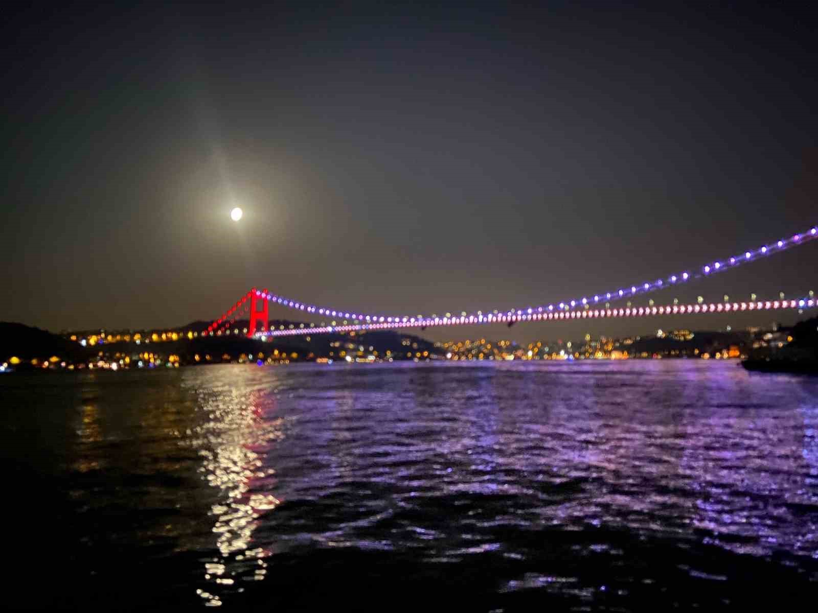 İSTANBUL’DA "SÜPER MAVİ AY" GÖRSEL ŞÖLEN OLUŞTURDU.