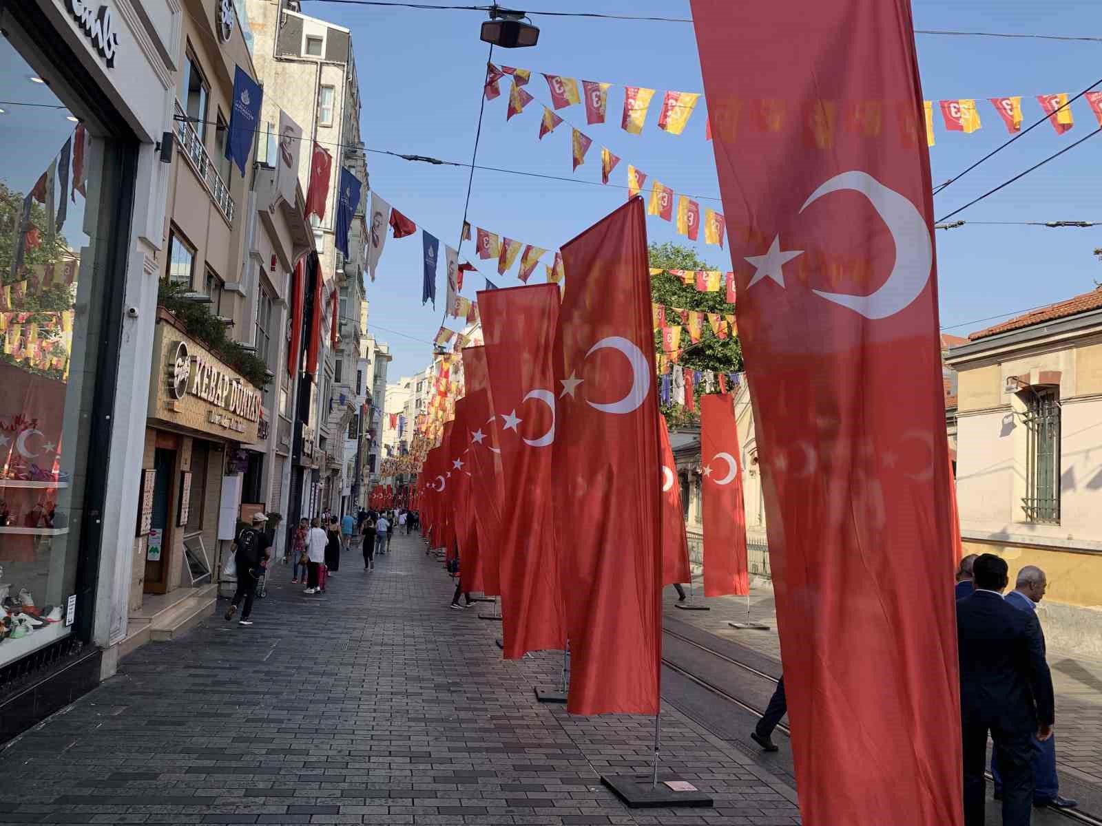 BEYOĞLU İSTİKLAL CADDESİ ZAFER BAYRAMI KUTLAMALARI SEBEBİYLE TÜRK BAYRAKLARI İLE