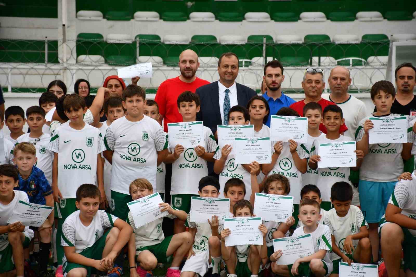 İZNİKSPOR'DA YAZ FUTBOL OKULU'NU BİTİREN GENÇLERE SERTİFİKALARINI BELEDİYE BAŞKANI KAĞAN