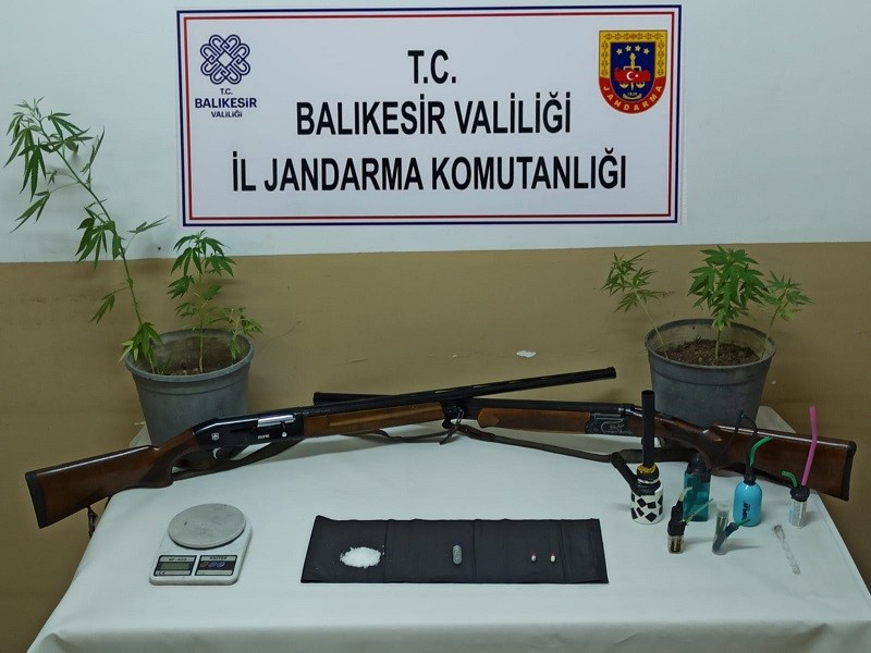 BALIKESİR’İN EDREMİT VE KARESİ İLÇELERİNDE JANDARMA’IN EŞ ZAMANLI OPERASYONLARINDA ÇOK