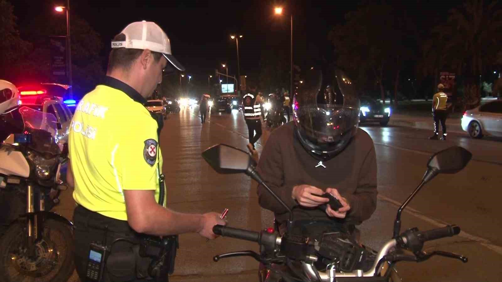 KADIKÖY'DE ABARTI EGZOZ VE MODİFİYE DENETİMİ YAPILDI