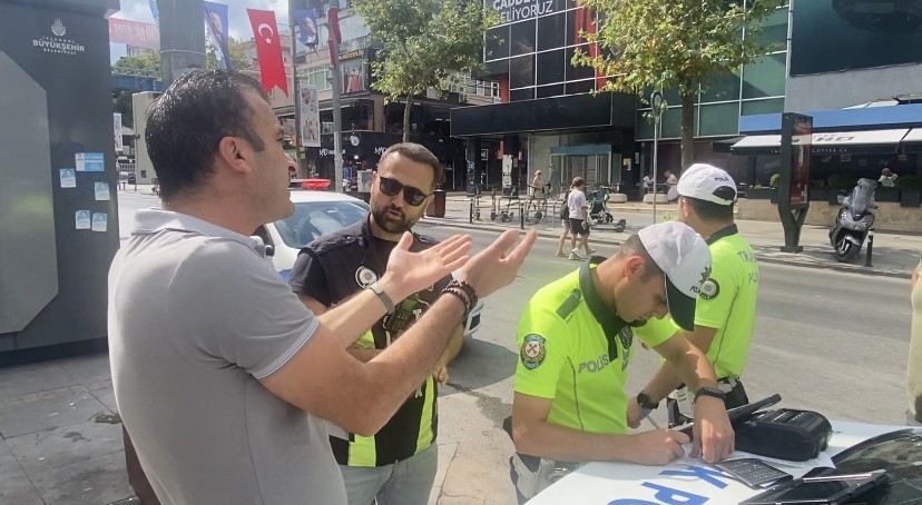 KADIKÖY BAĞDAT CADDESİ'NDE DRON DESTEĞİYLE YAPILAN KIRMIZI IŞIK İHLALİ DENETİMİNDE