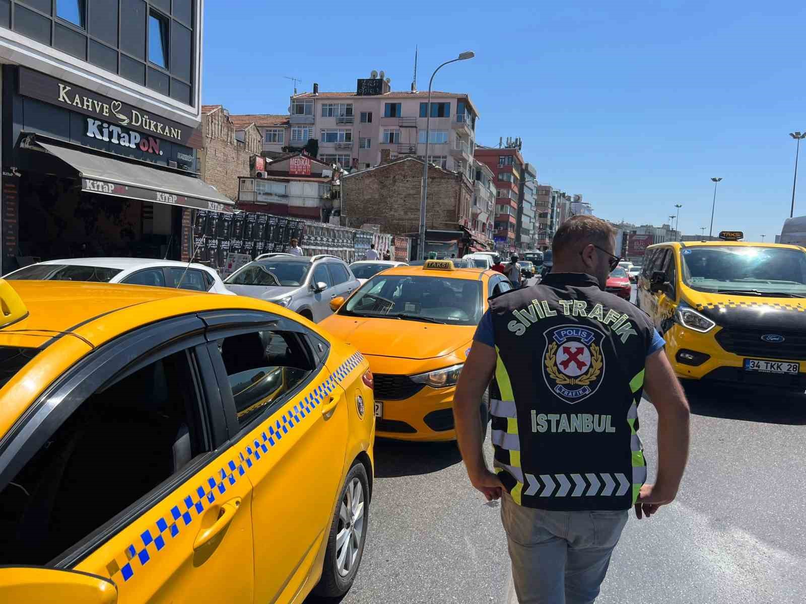 KADIKÖY’DE SİVİL TRAFİK POLİSLERİ TARAFINDA 'TİCARİ TAKSİ' DENETİMİ YAPILDI. DENETİMDE