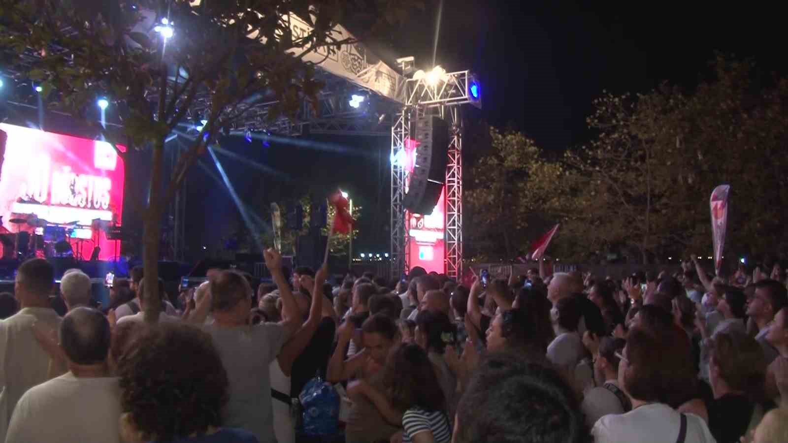 KADIKÖY BELEDİYESİNİN "KALAMIŞ YAZ FESTİVALİ" ETKİNLİKLERİ KAPSAMINDA ÜNLÜ SANATÇI EROL