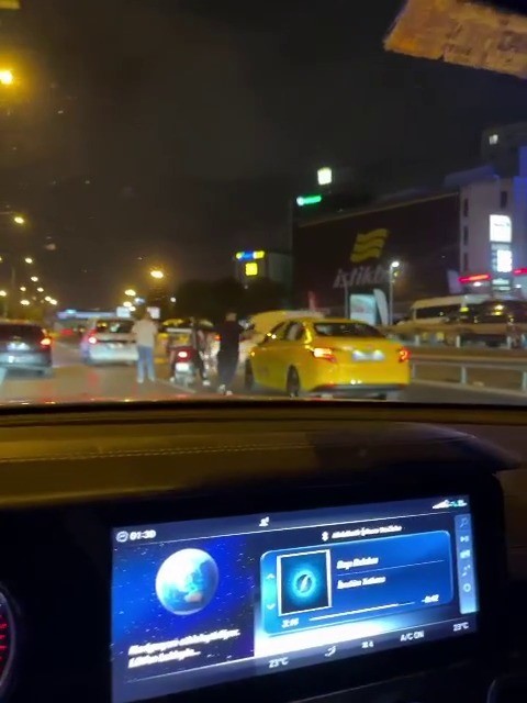 KADIKÖY E-5 KARAYOLU ÜZERİNDE TAKSİ ŞOFÖRÜ İLE TARTIŞAN ARAÇ SÜRÜCÜSÜ