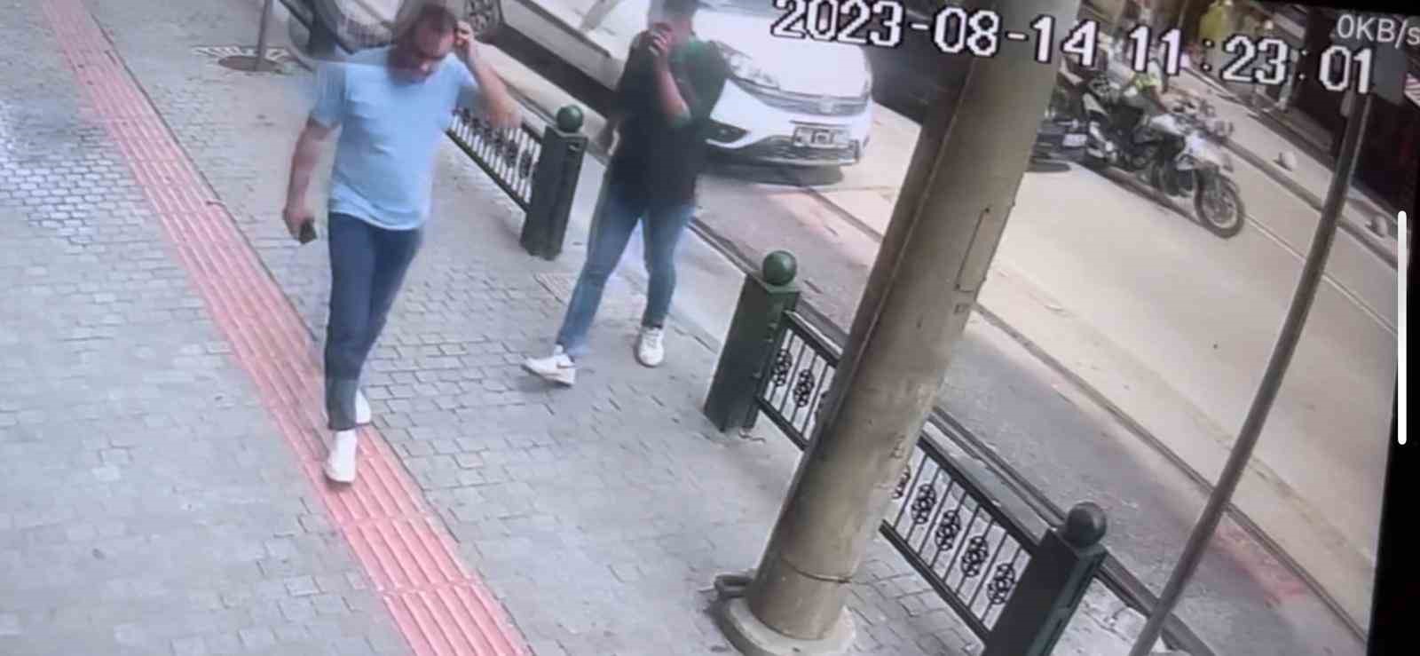 BURSA’DA OTOMOBİLİYLE SEYİR HALİNDEKİ KADIN SÜRÜCÜ DÖNÜŞ YAPMAK İSTERKEN ÖNÜNDE