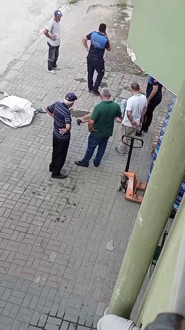 SAKARYA’NIN SAPANCA İLÇESİNDE ZABITAYLA TARTIŞAN KAĞIT TOPLAYICISI BİR ANDA KENDİNİ