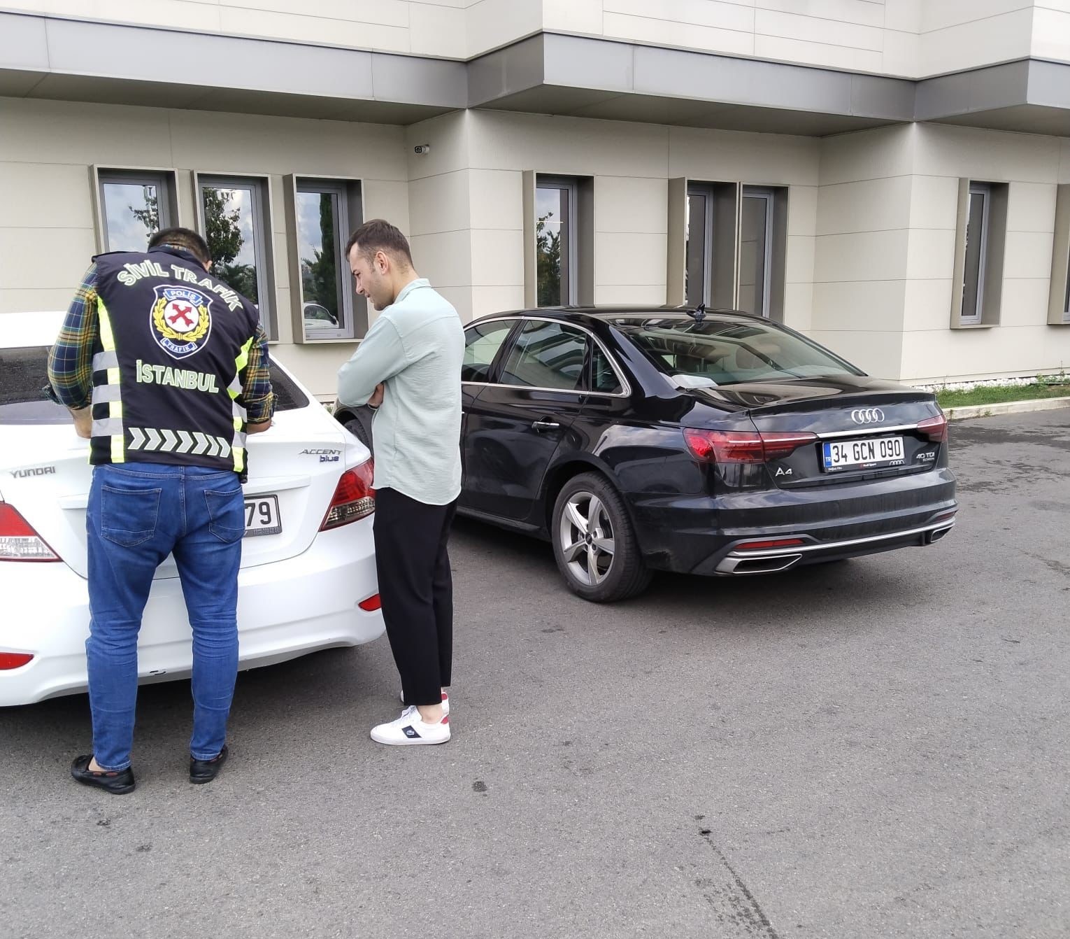KAĞITHANE'DE EMNİYET ŞERİDİNE GİREN LÜKS ARACIN SÜRÜCÜSÜ KENDİSİNE YER VERMEYENLERE
