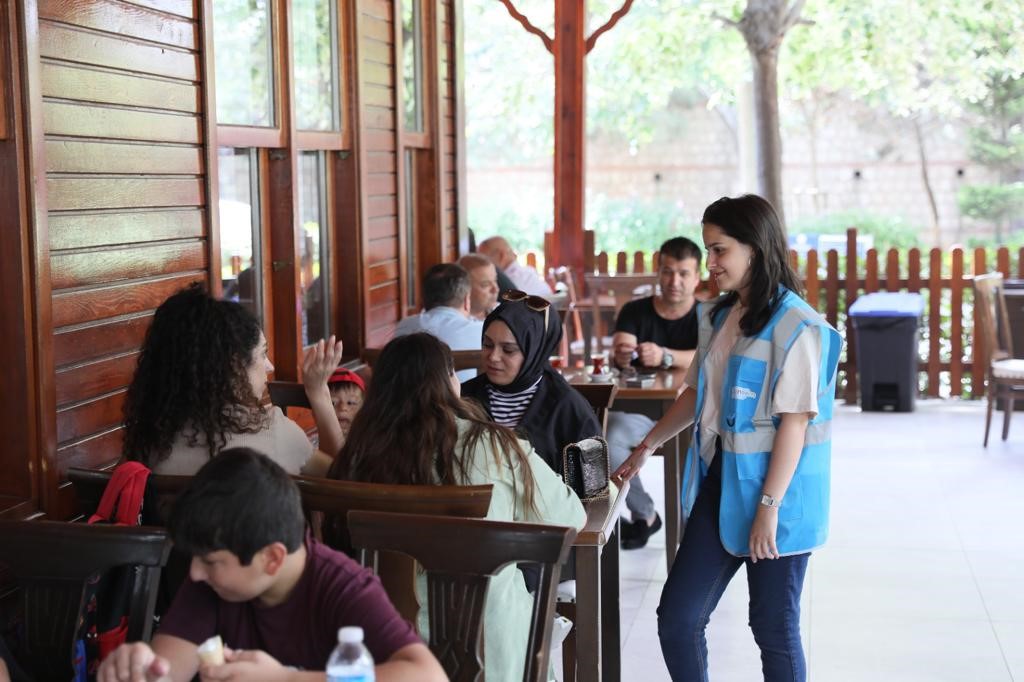KAĞITHANELİ GENÇLER ÇÖP KAMYONUNUN ARKASINA GEÇİP SOKAKLARI TEMİZLEDİ, ZABITA OLUP