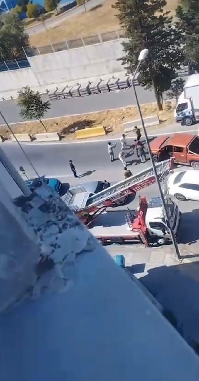 YAŞANAN KAVGA ÇEVREDE BULUNAN BİR VATANDAŞIN CEP TELEFONU KAMERASINA ANBEAN
