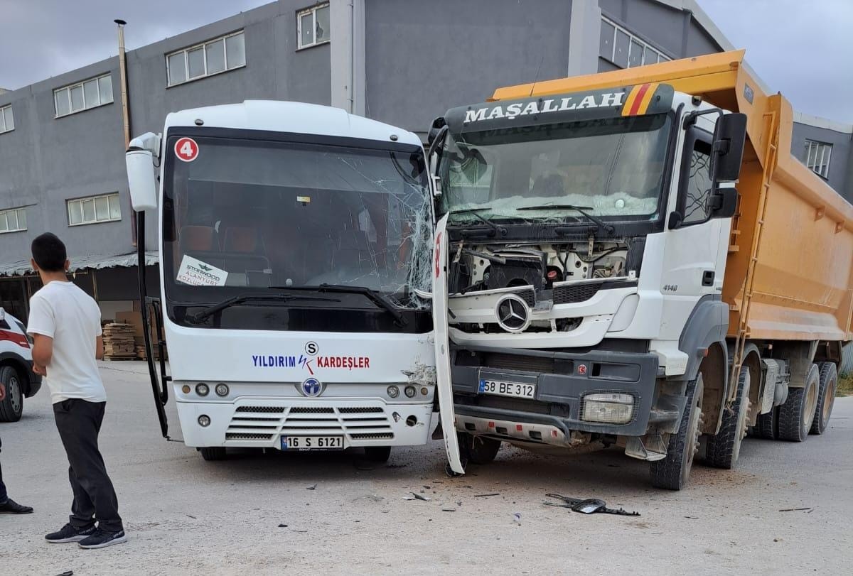 BURSA'NIN İNEGÖL İLÇESİNDE METAL SANAYİSİ'NDE KAMYON İLE YOLCU MİNİBÜSÜ KAFA