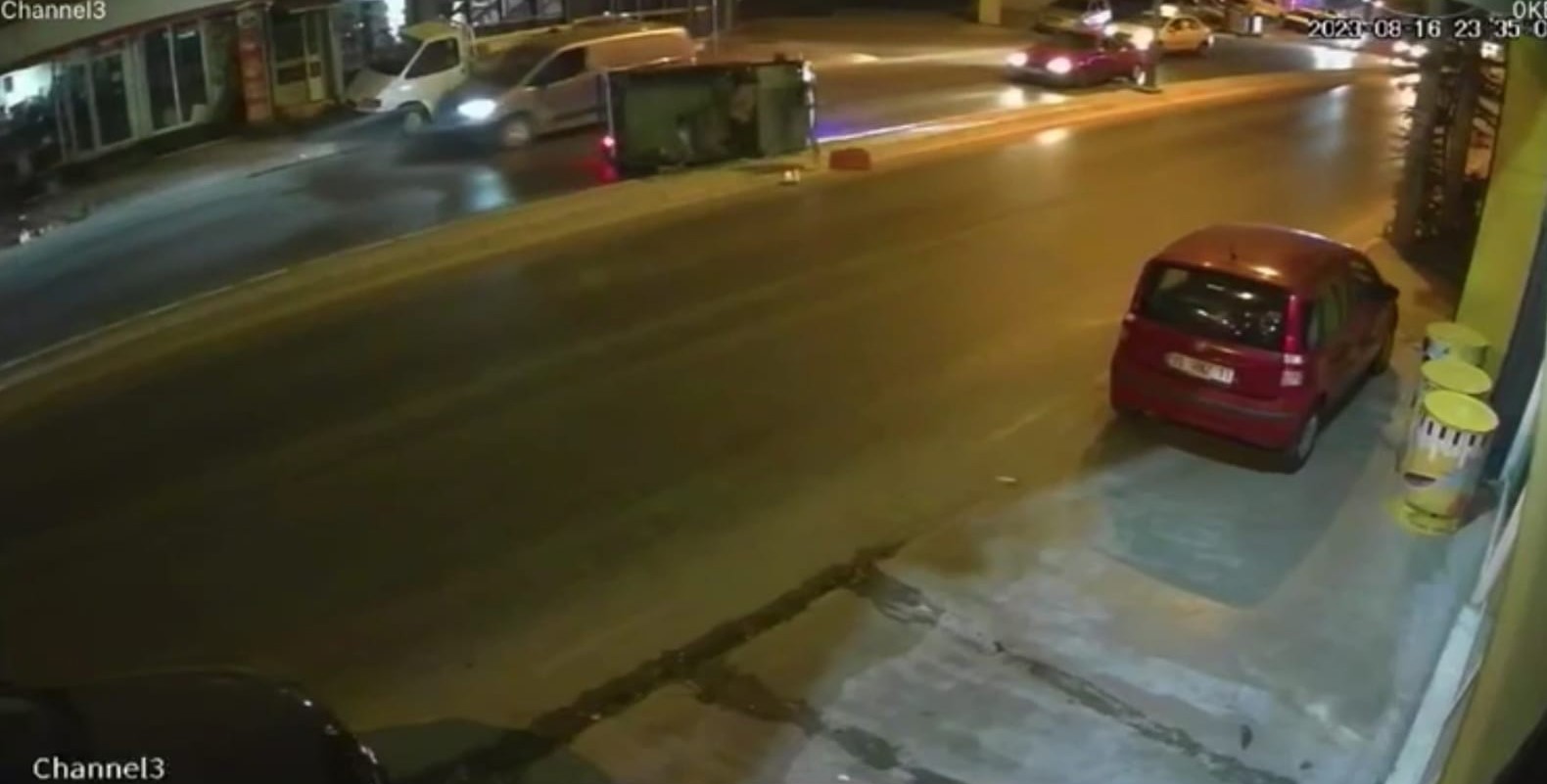 İZMİR’İN BORNOVA İLÇESİNDE DEVRİLEN KAMYONETİN KASASINDA BULUNAN 3 KİŞİ YOLA