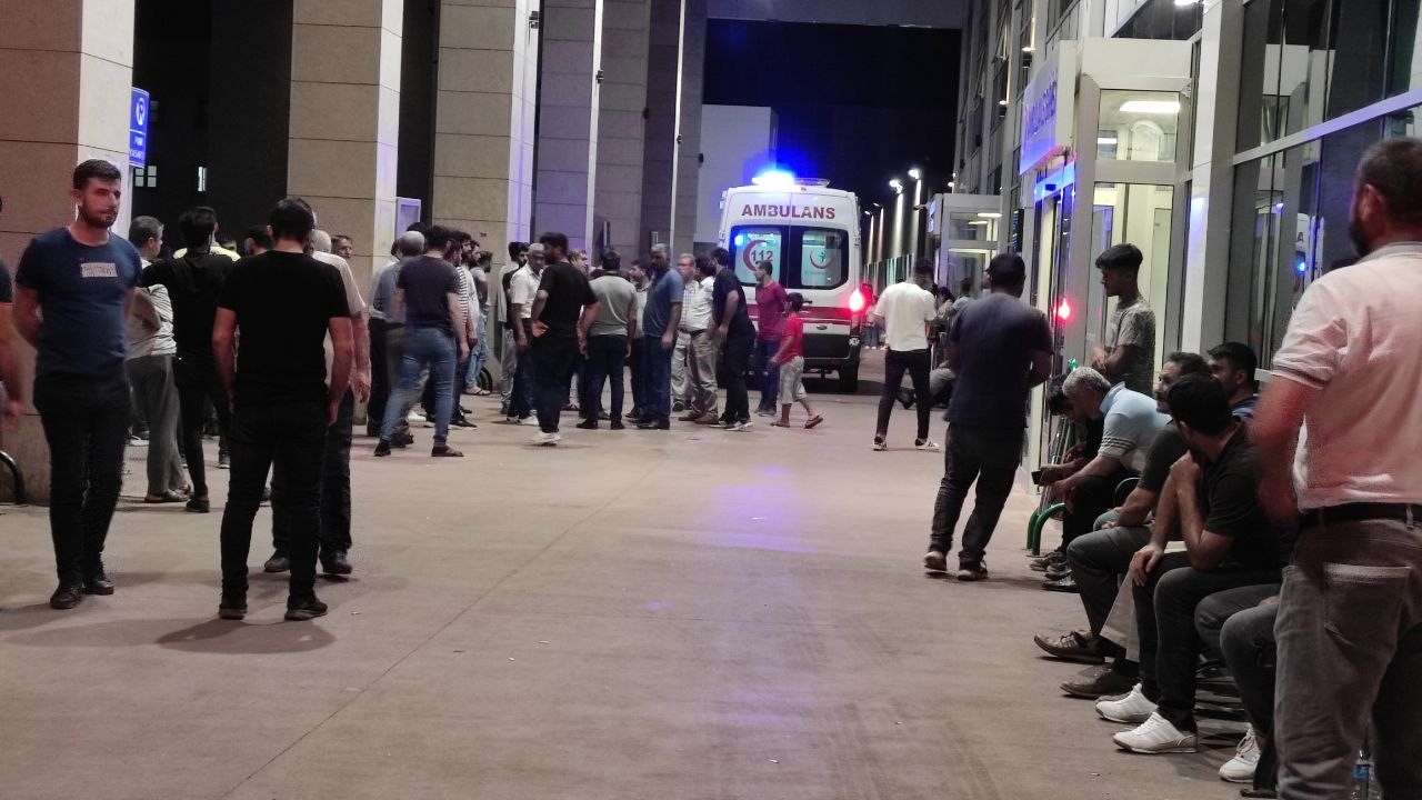 BATMAN'DA ANNESİNİ GÖRÜP YOLA ATLAYAN 6 YAŞINDAKİ ÇOCUĞA KAMYONET ÇARPTI.