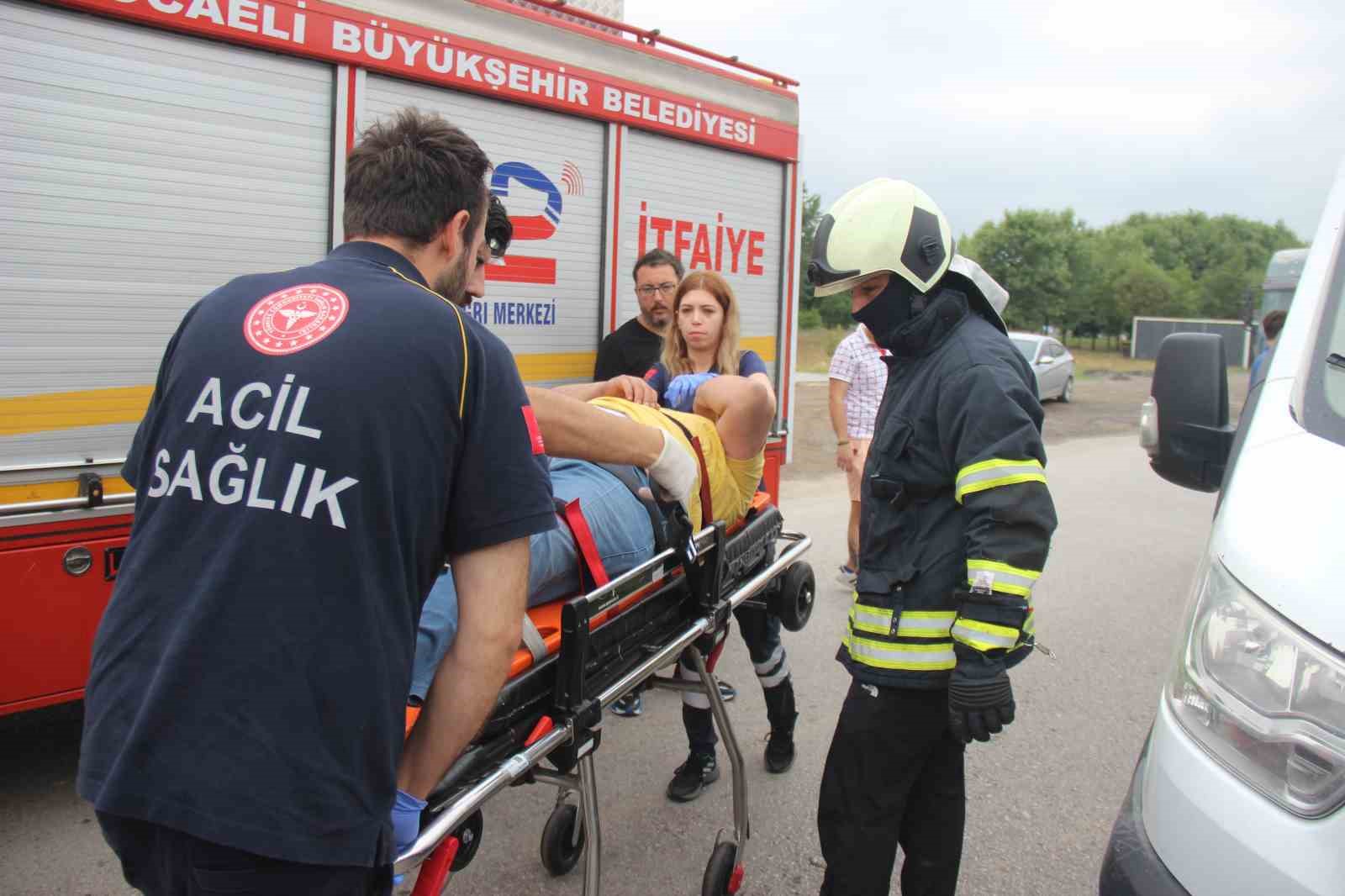 Kamyonetle çarpışan otomobil savruldu, sürücü sıkıştı KOCAELİ'NİN KARTEPE İLÇESİNDE KAMYONET İLE ÇARPIŞAN OTOMOBİL DUVARA VURDU, SÜRÜCÜ