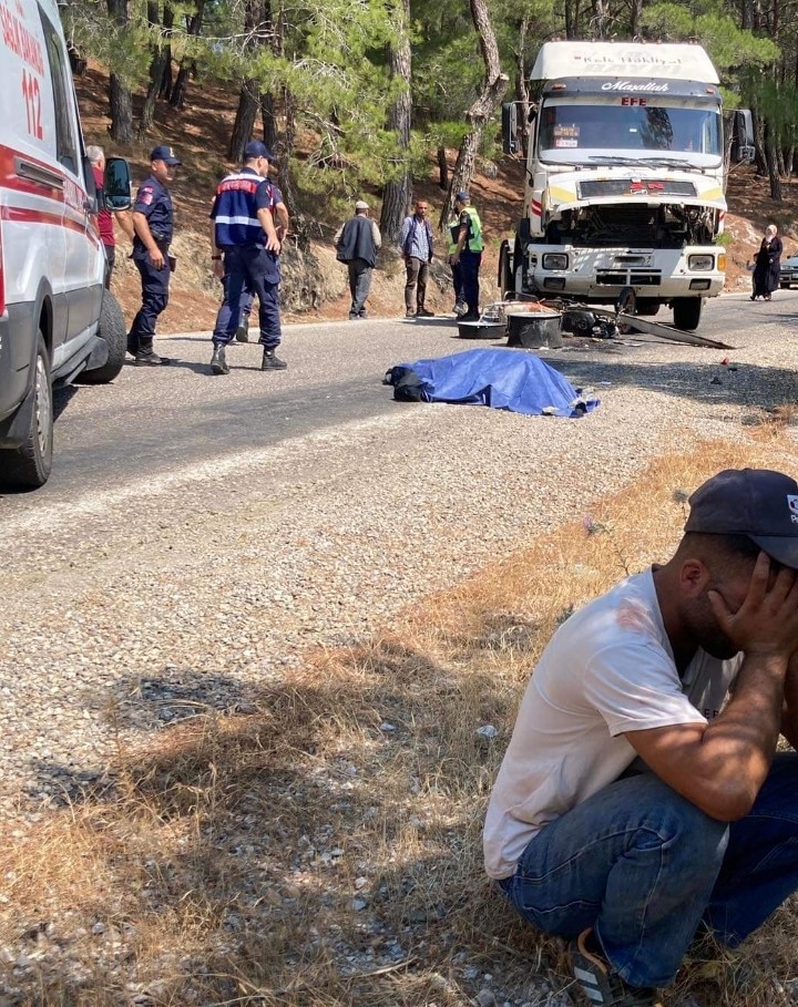 KAMYONUN ALTINDA KALAN MOTOSİKLET SÜRÜCÜSÜ HAYATINI KAYBETTİ