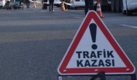 BURSA’DA SEYİR HALİNDEKİ MOTOSİKLETLİ SÜRÜCÜ DÖNÜŞ YAPAN KAMYONUN ÇARPMASIYLA SAVRULDU.