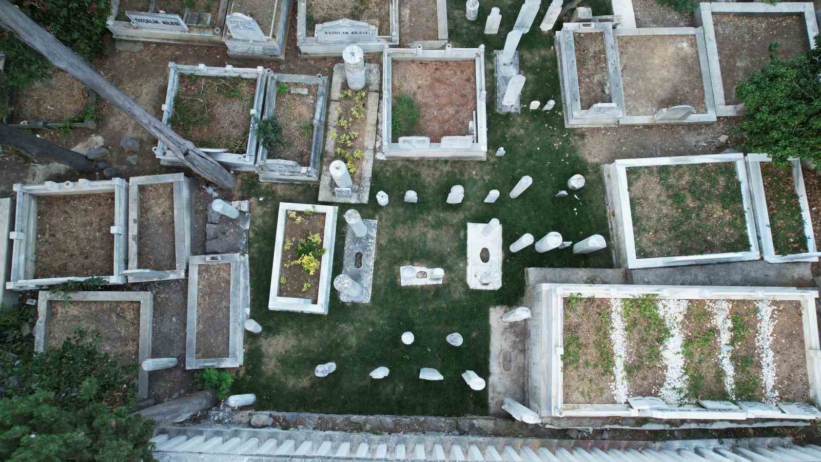 KARACAAHMET MEZARLIĞI’NDAKİ ‘HATTATLAR SOFASI’ RESTORE EDİLDİ